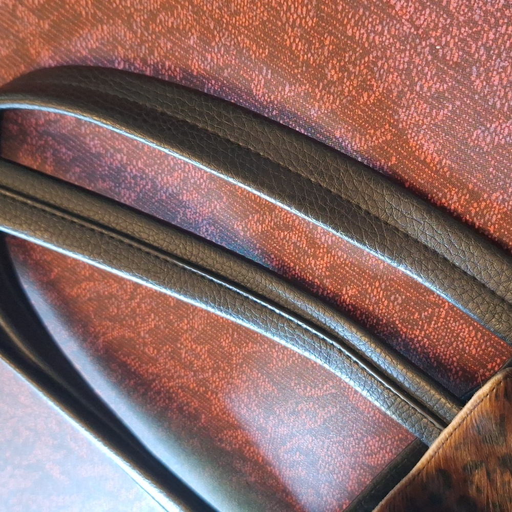 Shoulder bag.